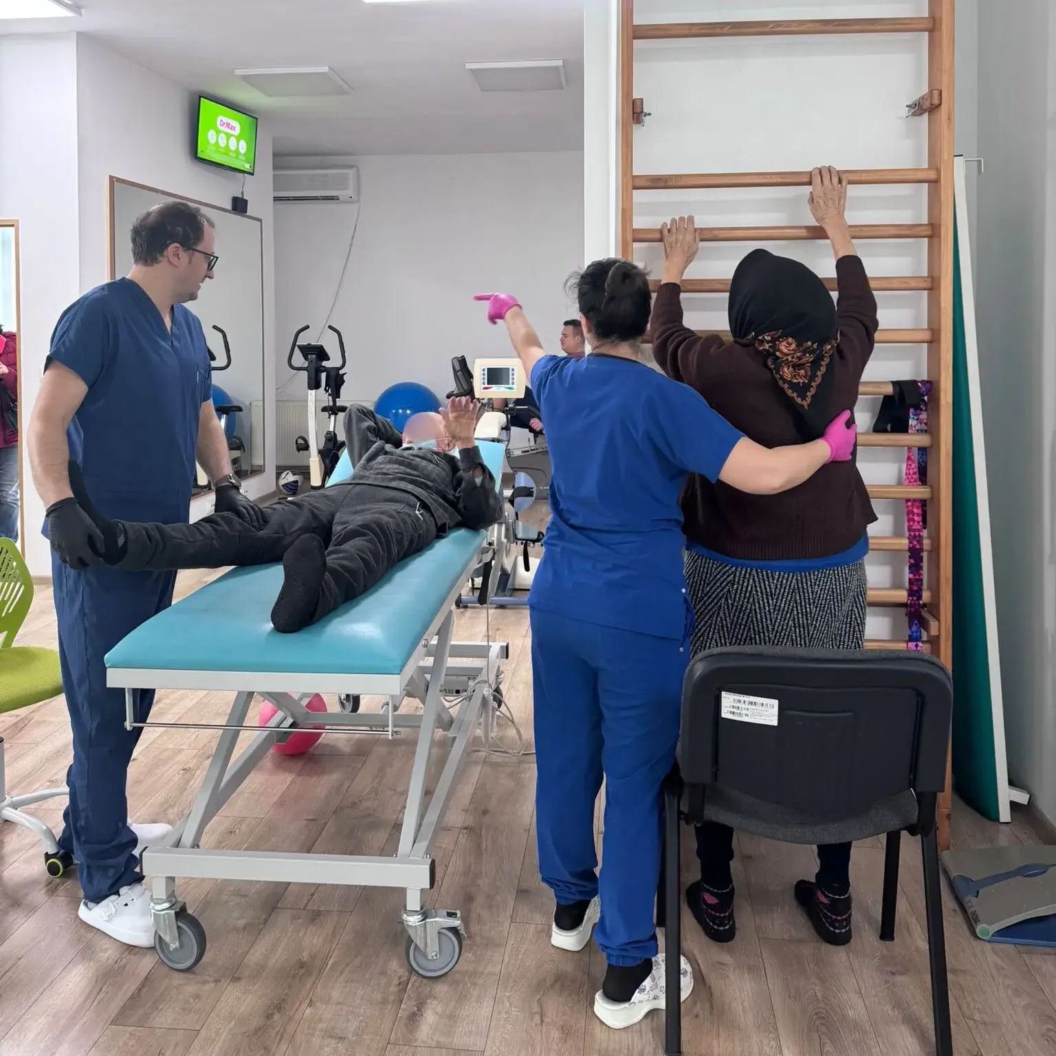 Kinetoterapeuți lucrând cu pacienți în cadrul clinicii de recuperare medicală Health & Happiness